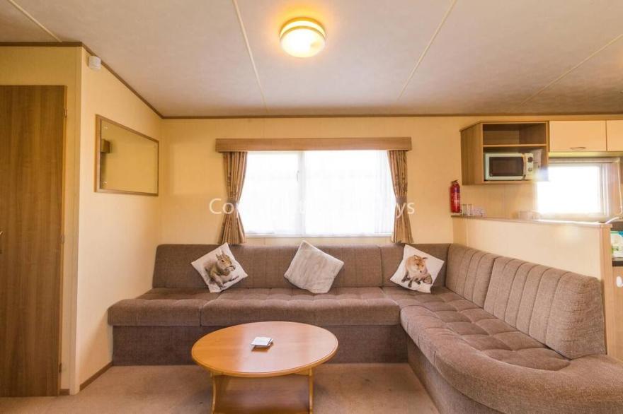 Spacious caravan by the sea at California Cliffs park in Norfolk ref 50017B