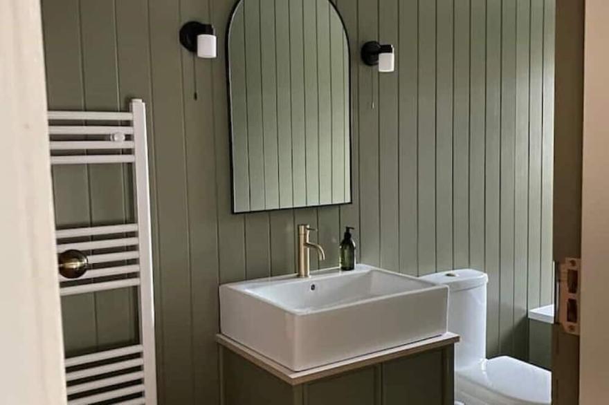 Peverel House, Tideswell. Sleeps 4, Dog Friendly