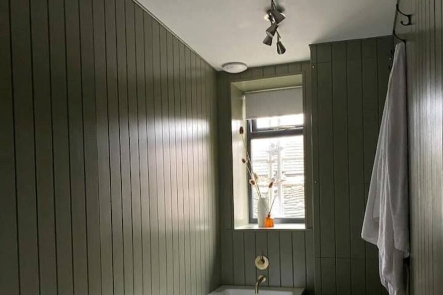 Peverel House, Tideswell. Sleeps 4, Dog Friendly