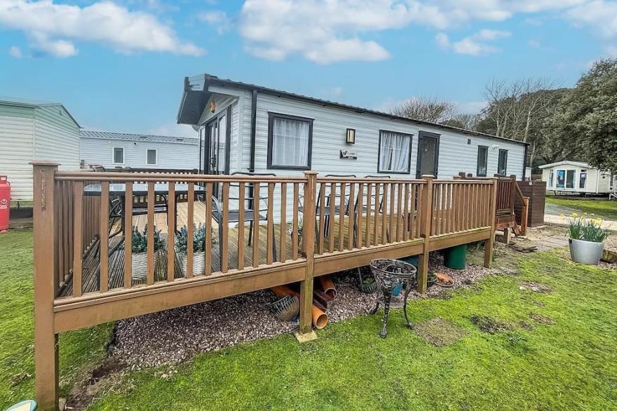 Beautiful caravan for hire with a partial sea view in Suffolk ref 32042AZ