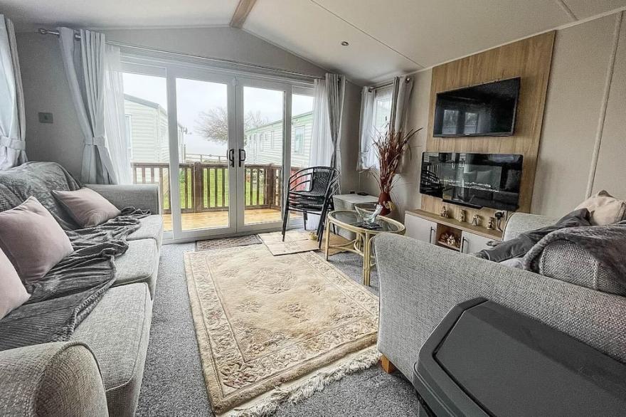 Beautiful caravan for hire with a partial sea view in Suffolk ref 32042AZ