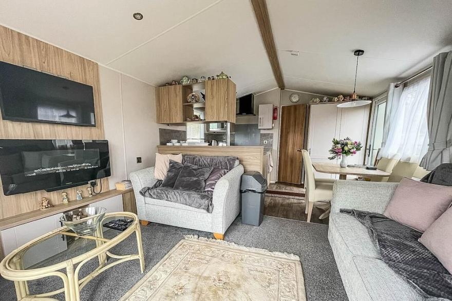 Beautiful caravan for hire with a partial sea view in Suffolk ref 32042AZ
