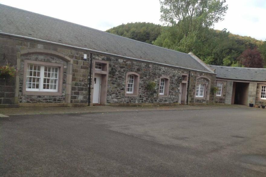 4 star accommodation offering a rural retreat 2 miles from Perth. Pets Welcome