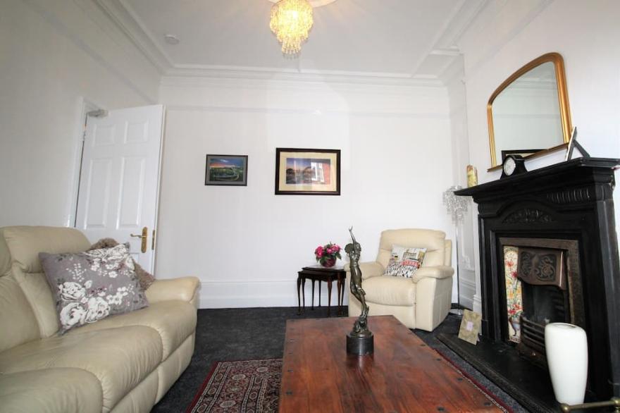 Heaton - 5 Large Beds - Period Property - Newly Refurbished