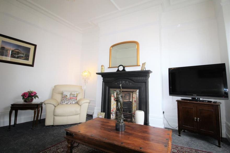 Heaton - 5 Large Beds - Period Property - Newly Refurbished