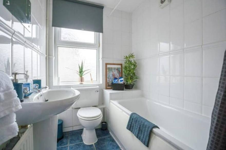 The Ella Fitzgerald - Modern, Central 2 BD flat.