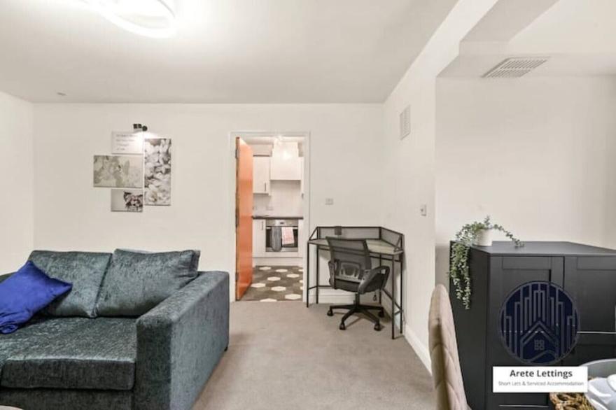 Weekly or Monthly ? We provide Fully Furnished Accommodation + Parking