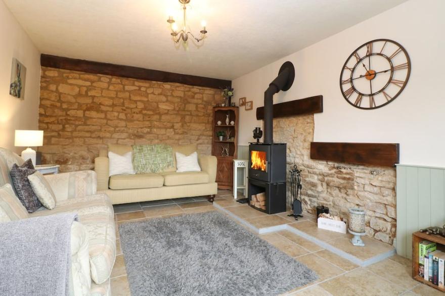 HONEYSTONE COTTAGE, family friendly in Moreton-In-Marsh