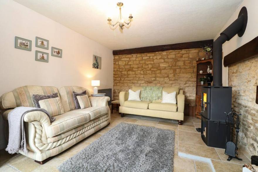 HONEYSTONE COTTAGE, family friendly in Moreton-In-Marsh