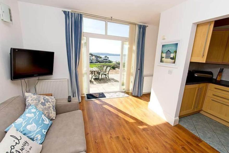 2 bed apartment close to Combesgate Beach with outside space and seaviews