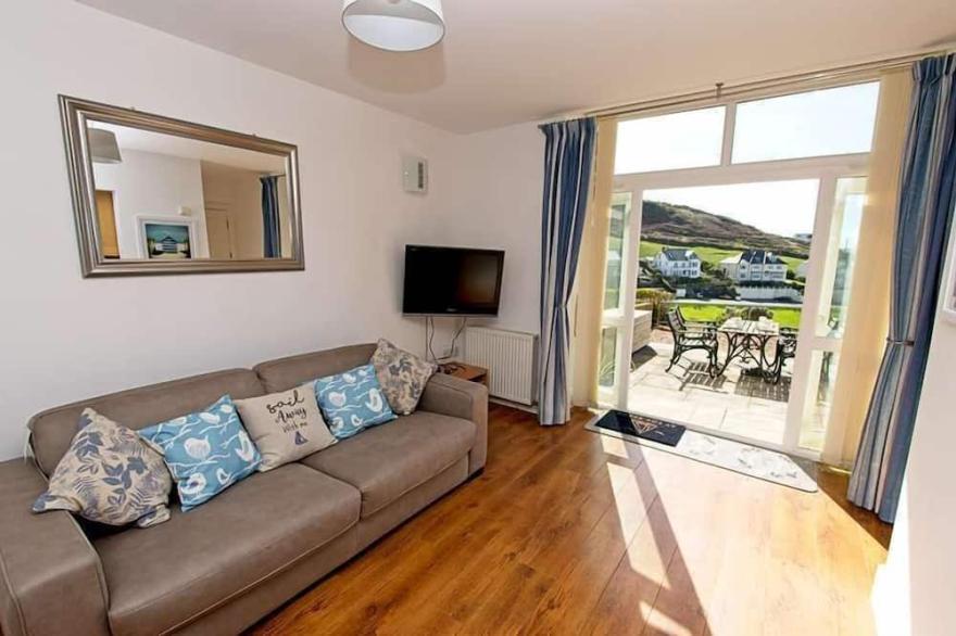 2 bed apartment close to Combesgate Beach with outside space and seaviews