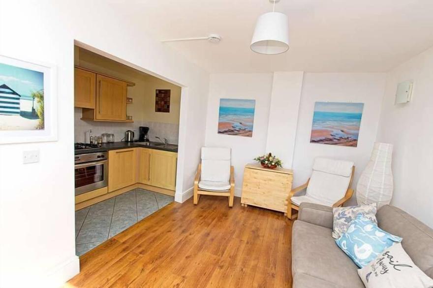 2 bed apartment close to Combesgate Beach with outside space and seaviews