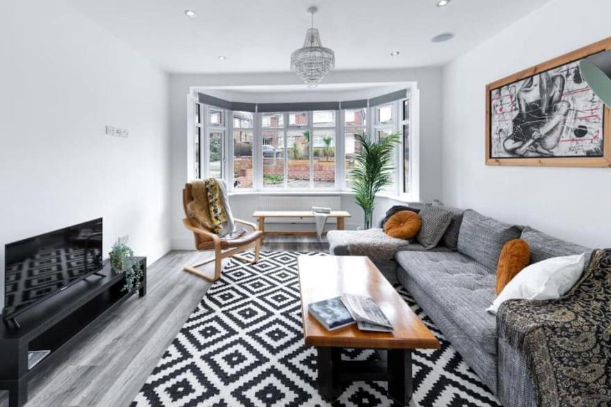 Stunning 3BDR house with free parking