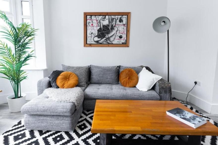 Stunning 3BDR house with free parking