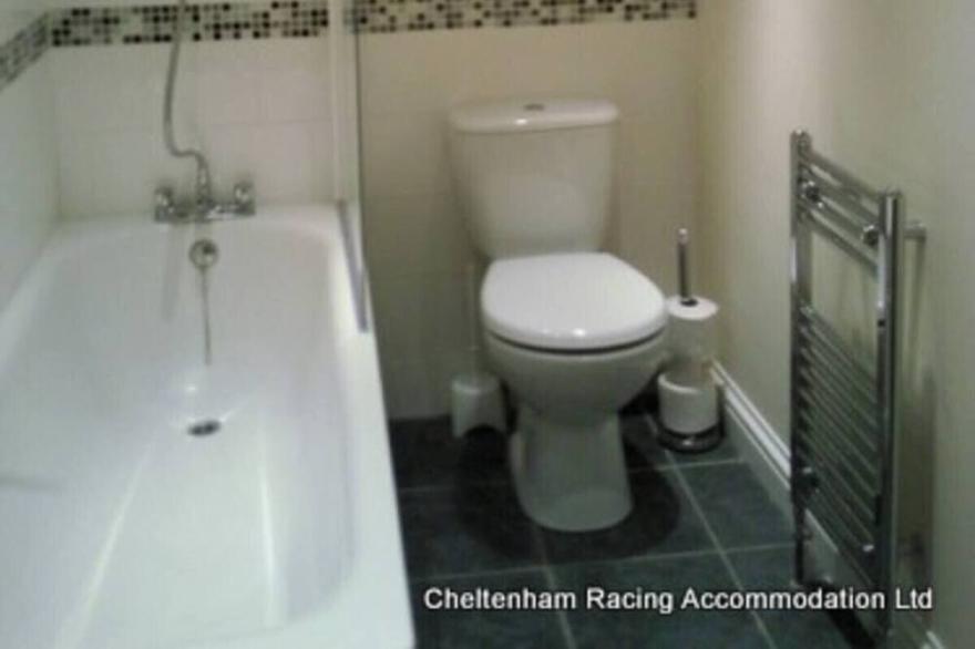 Town centre treasure sleeps 6!