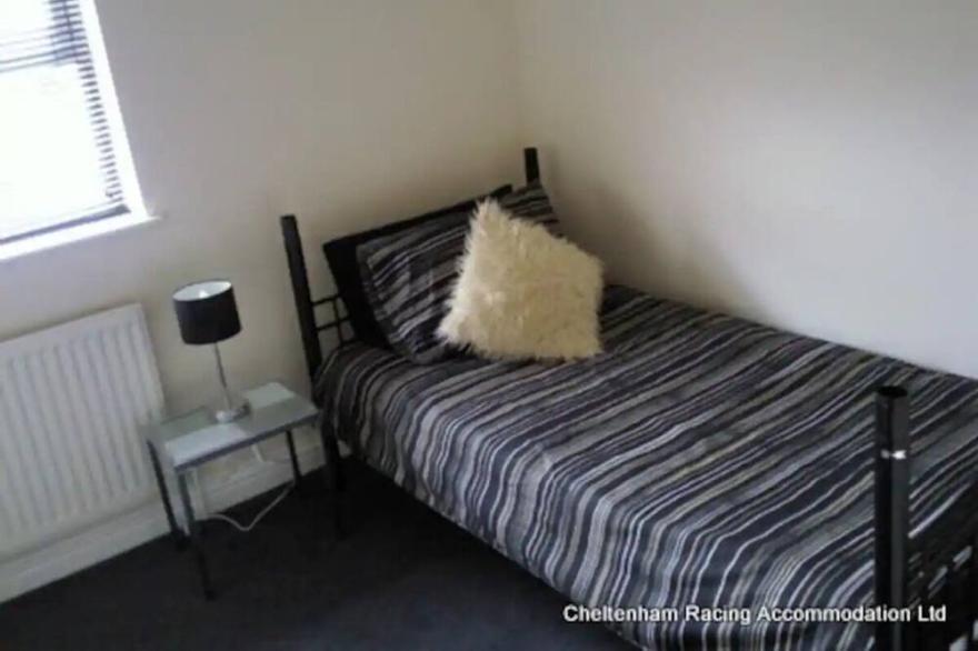 Town centre treasure sleeps 6!