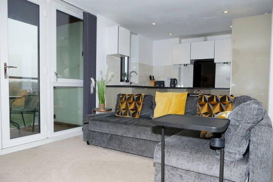 ★ Stylish Central MK Apartment - Two Bedroom - En Suite - Balcony