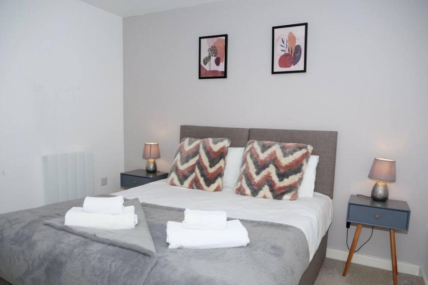 ★ Stylish Central MK Apartment - Two Bedroom - En Suite - Balcony