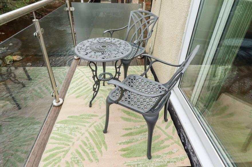 RIVERBANK VIEW, country holiday cottage, with open fire in Grosmont