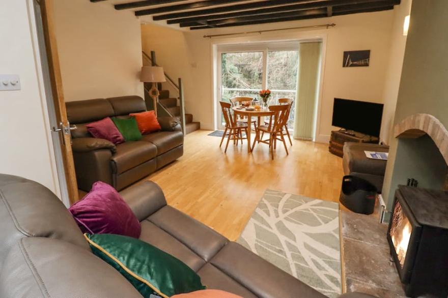 RIVERBANK VIEW, country holiday cottage, with open fire in Grosmont