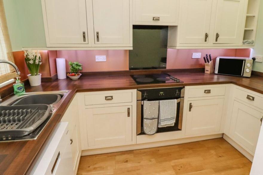 RIVERBANK VIEW, country holiday cottage, with open fire in Grosmont