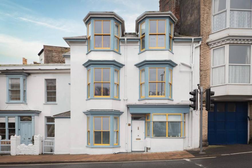 Seaside Victorian Townhouse, near Tunnels Beaches