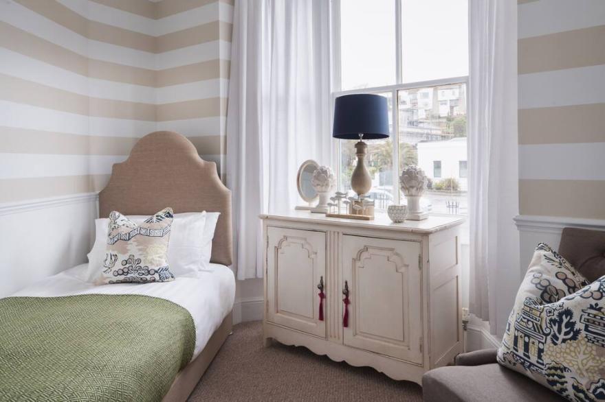 Seaside Victorian Townhouse, near Tunnels Beaches