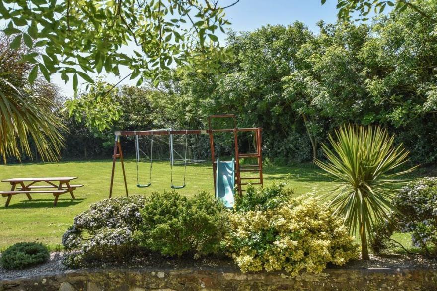 SCRUMPY, pet friendly, with pool in Mullion