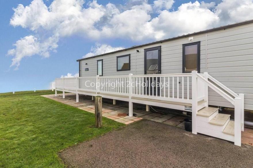 Stunning 8 berth caravan with sea views & decking at Hopton-on-Sea ref 80004H