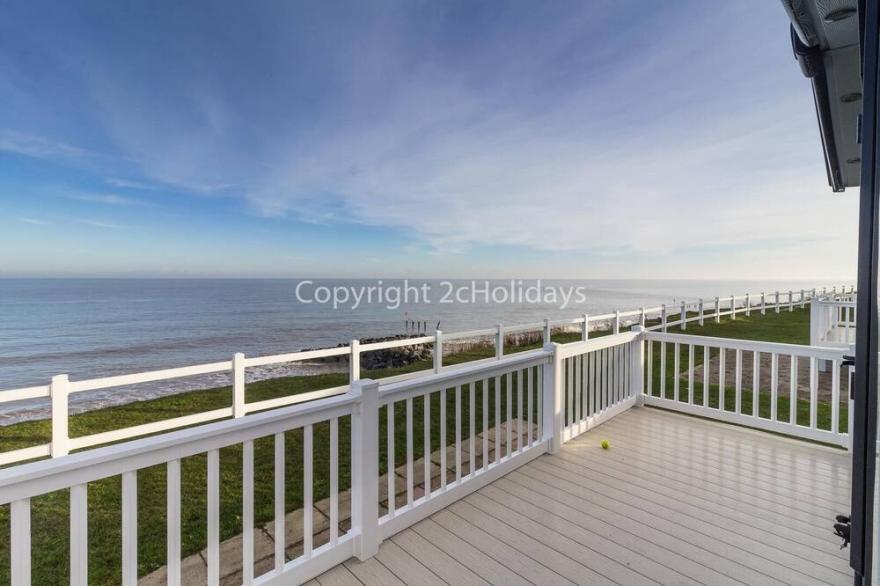 Stunning 8 berth caravan with sea views & decking at Hopton-on-Sea ref 80004H