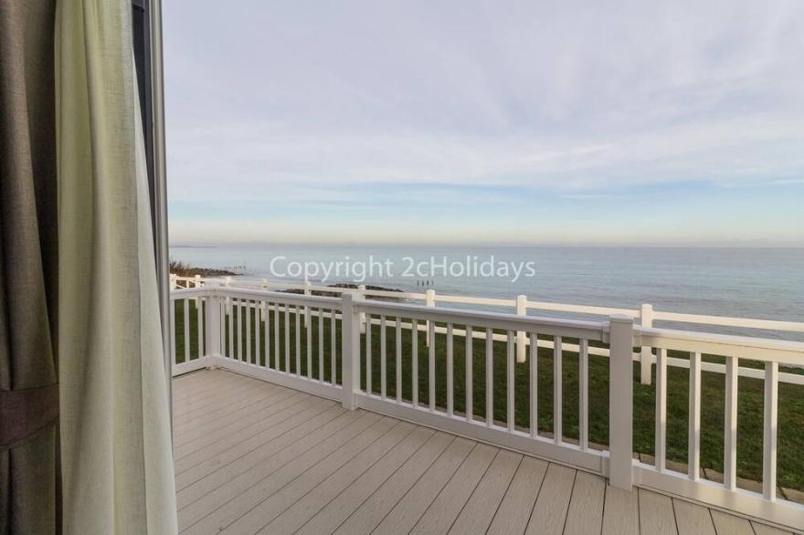 Stunning 8 berth caravan with sea views & decking at Hopton-on-Sea ref 80004H