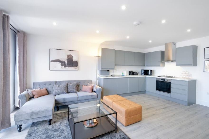 03 - Luxury 1 Bed Apartment Free Parking- West Drayton
