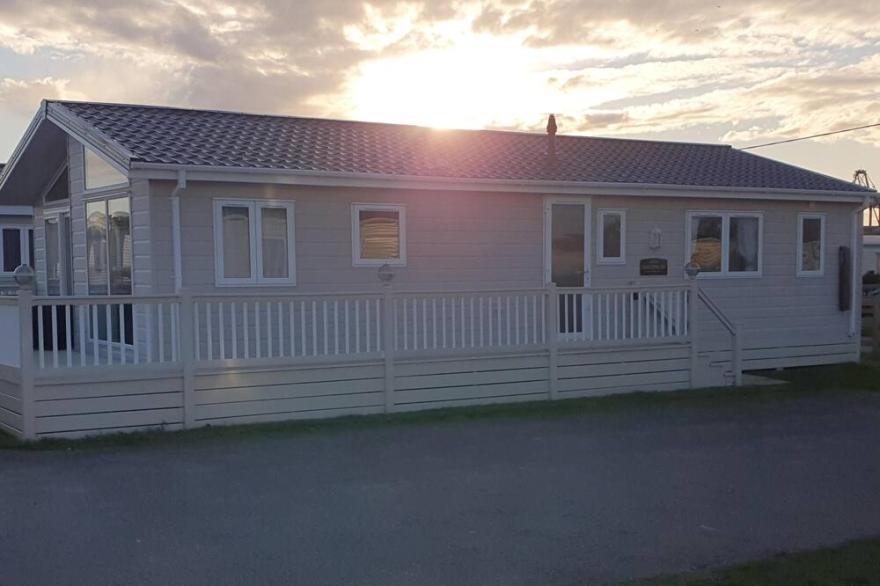 Luxury platinum lodge at Suffolk Sands Holiday Park ref 45009MV