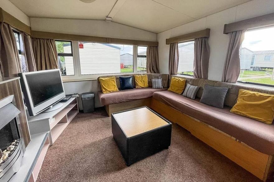 Superb 6 berth caravan with WiFi at Seawick Holiday Park ref 27106S