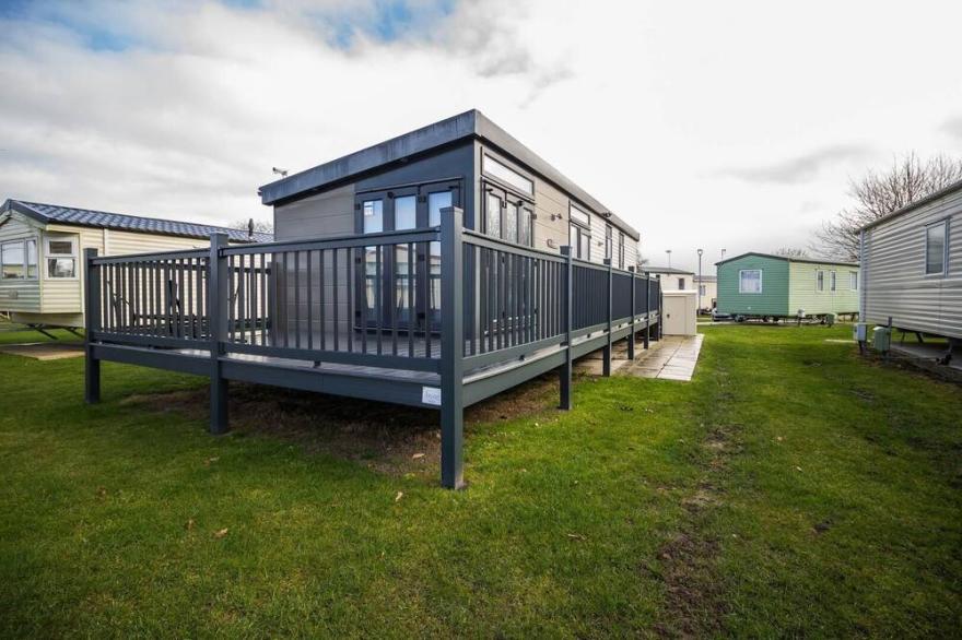 Modern 6 berth caravan with decking at Cherry Tree Park in Norfolk ref 70324C