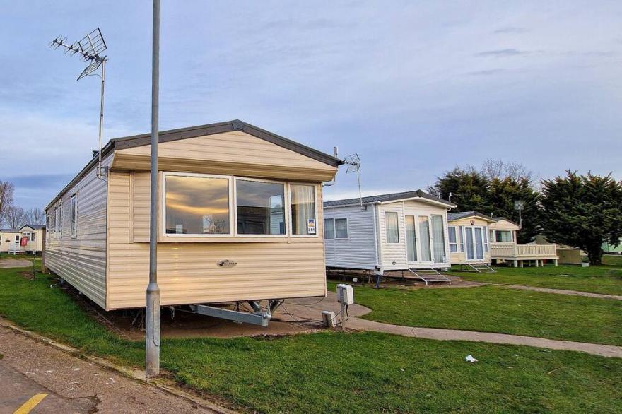 8 berth caravan with WiFi at Seawick Holiday Park ref 27025R