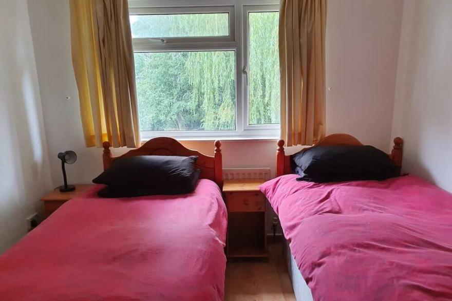Great Value in West Cheltenham - Sleeps 5