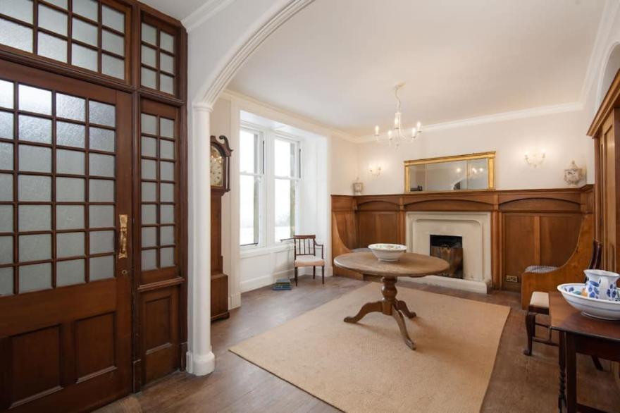 MOSSFENNAN HOUSE & ANNEXE - village of Broughton 3 miles, Peebles 14 miles.