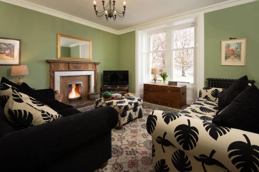 MOSSFENNAN HOUSE & ANNEXE - village of Broughton 3 miles, Peebles 14 miles.