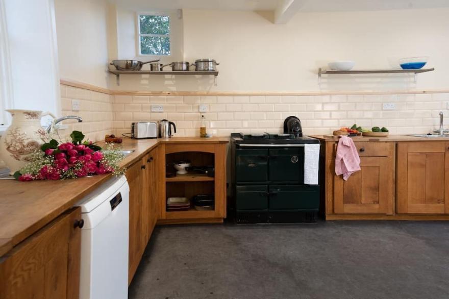 MOSSFENNAN HOUSE & ANNEXE - village of Broughton 3 miles, Peebles 14 miles.