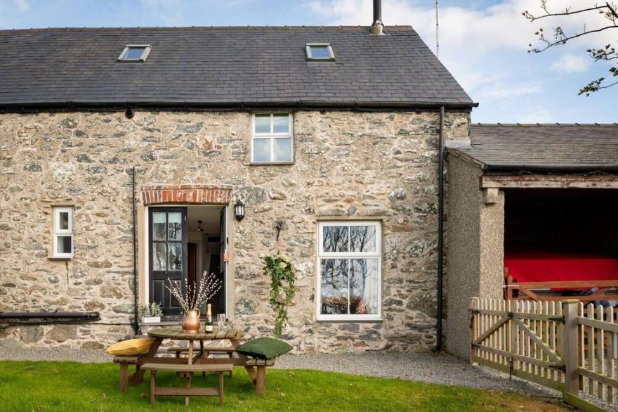 Bryn Lon: Pet-friendly rural retreat in Caergeiliog, sleeping 6 guests