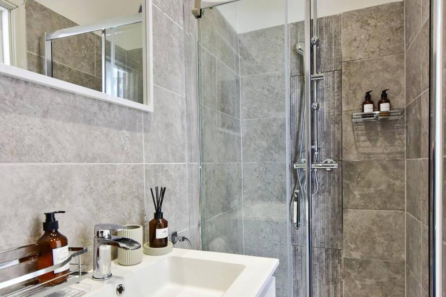 London Apartment excellent transport links into City
