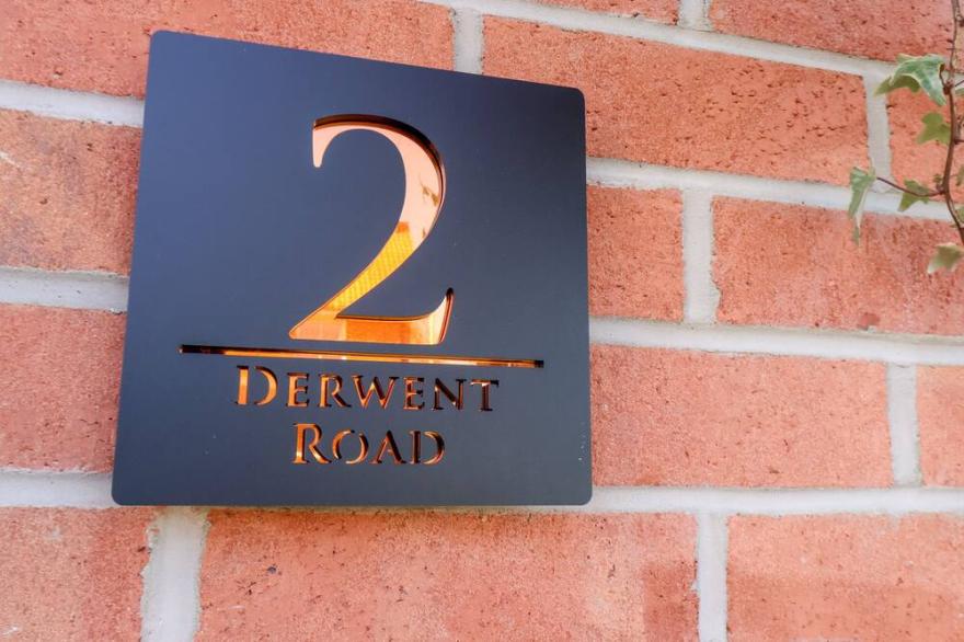 2 DERWENT ROAD, family friendly, with a garden in Pickering