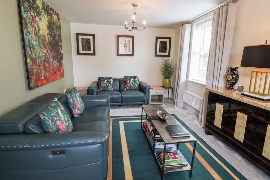 2 DERWENT ROAD, family friendly, with a garden in Pickering