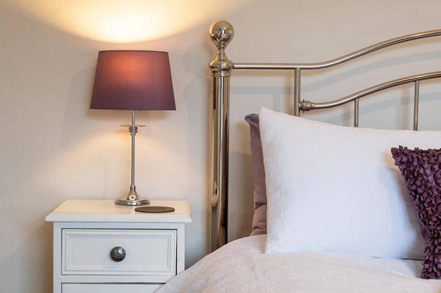 One Bron Derw - Two Bedroom Cottage, Sleeps 4