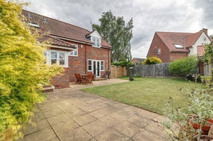 Large detached Cambridgeshire Countryside Home