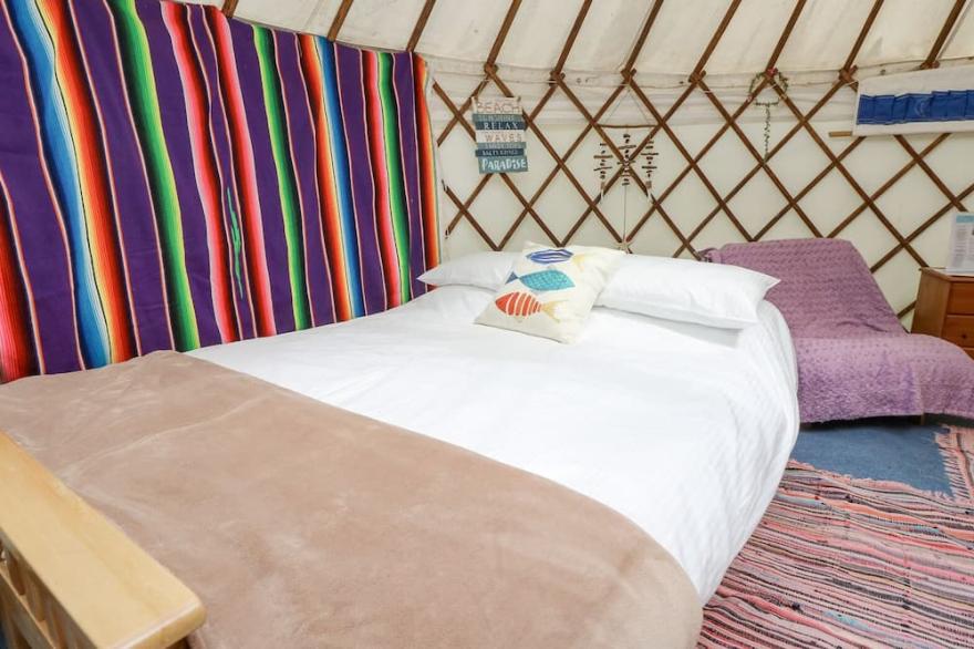 MOONLIGHT, character holiday cottage, with open fire in Ventnor
