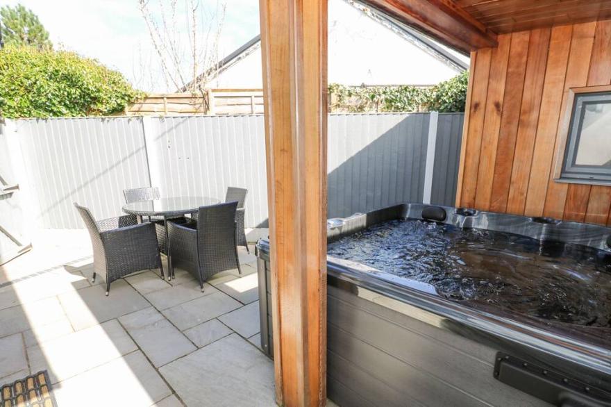 KENSA, pet friendly, country holiday cottage, with hot tub in St Day
