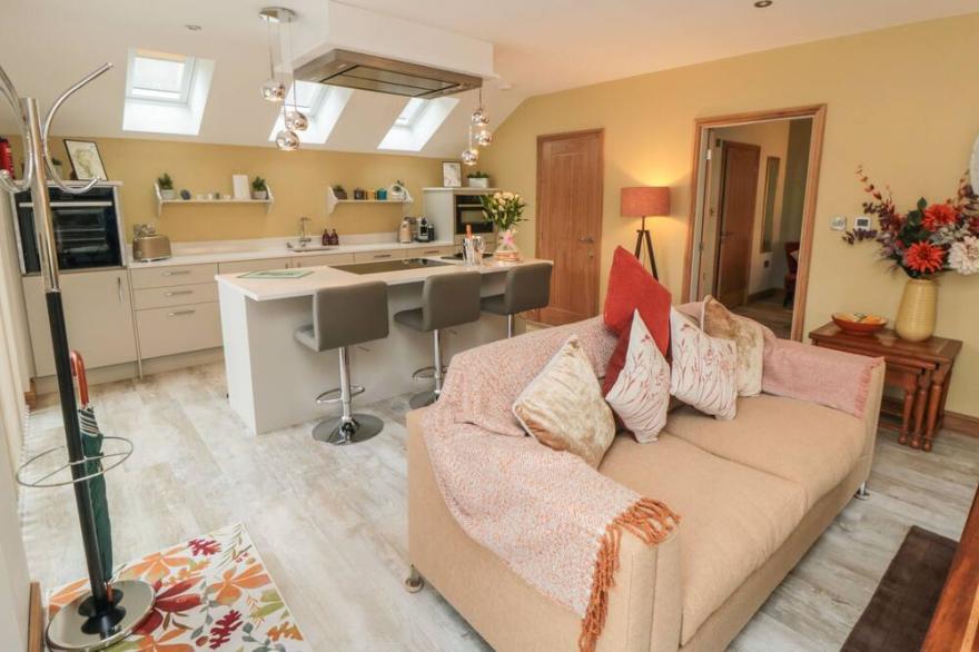 GARTHGATE HOLIDAY LODGE, pet friendly, with hot tub in Malton