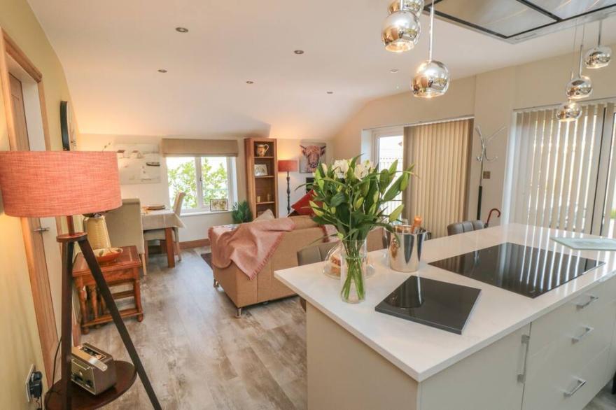 GARTHGATE HOLIDAY LODGE, pet friendly, with hot tub in Malton